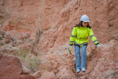 Benimkini inceleyen jeolog, kaşifler mineralleri aramak, dünyanın derinliklerini araştırmak, kaya oluşumlarını analiz etmek için toprak örnekleri topluyor.