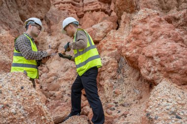 Jeologlar benimkini inceliyor. Kaşifler mineralleri aramak için toprak örnekleri topluyor..