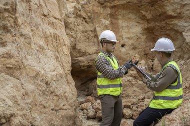 Jeologlar benimkini inceliyor. Kaşifler mineralleri aramak için toprak örnekleri topluyor..