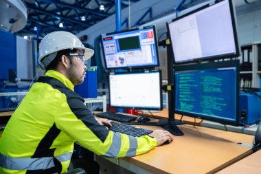 Kontrol odasında çalışan bir mühendis, yönetici kontrol sistemi. Birçok monitörden teknisyen izleme programı.