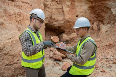Jeologlar benimkini inceliyor. Kaşifler mineralleri aramak için toprak örnekleri topluyor..