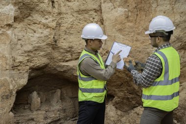 Jeologlar benimkini inceliyor. Kaşifler mineralleri aramak için toprak örnekleri topluyor..