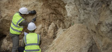 Jeologlar benimkini inceliyor. Kaşifler mineralleri aramak için toprak örnekleri topluyor..