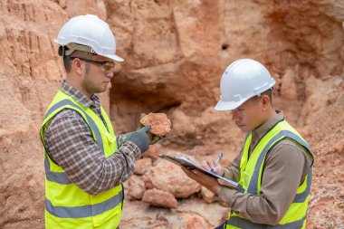 Jeologlar benimkini inceliyor. Kaşifler mineralleri aramak için toprak örnekleri topluyor..