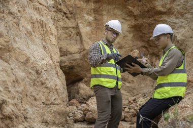 Jeologlar benimkini inceliyor. Kaşifler mineralleri aramak için toprak örnekleri topluyor..