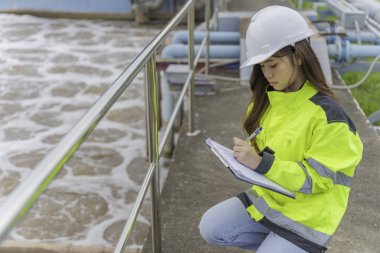Atık su arıtma tesislerinde çalışan çevre mühendisi, Su geri dönüşüm tesisinde tekrar kullanım için çalışan su tedarik mühendisliği