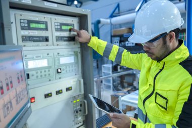 Kontrol odasında çalışan bir mühendis, yönetici kontrol sistemi. Birçok monitörden teknisyen izleme programı.