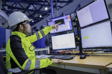 Kontrol odasında çalışan bir mühendis, yönetici kontrol sistemi. Birçok monitörden teknisyen izleme programı.