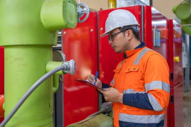 Petrol rafinerisi bölgesinde çalışan Petrokimya mühendisi. Endüstriyel teknisyen bakım, fabrikadaki enerji enerji gaz sistemini denetliyor..