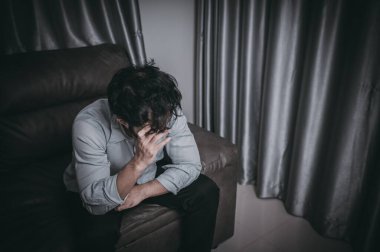 Asyalı yakışıklı adam aşırı iş yükünden dolayı stresli. Yorgun erkek, şirketten bir sürü iş ve depresyon riskinden sonra eve döner..