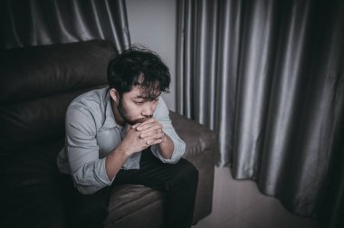 Asyalı yakışıklı adam aşırı iş yükünden dolayı stresli. Yorgun erkek, şirketten bir sürü iş ve depresyon riskinden sonra eve döner..