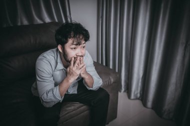 Asyalı yakışıklı adam aşırı iş yükünden dolayı stresli. Yorgun erkek, şirketten bir sürü iş ve depresyon riskinden sonra eve döner..