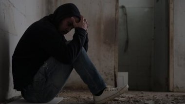 Asyalı adam, damarlarına eroin enjekte eden uyuşturucu bağımlılarıdır. Flakka ilacı ya da zombi ilacı tehlikeli olabilir. Tayland 'da uyuşturucu konseptine hayır. Kötü adam, ıssız bir yerde uyuşturucu kullanıyor.