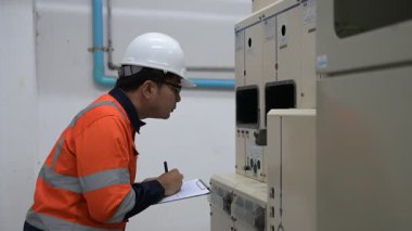 Erkek Asyalı Mühendis Oksijen Borularını Denetliyor, Sıvı Helyum Soğutma Sistemini Korumakta, Eşya Güvenliğini Sağlama, Basınç Kontrolü, Çelik Tank Güvenlik Sistemlerini İzleme