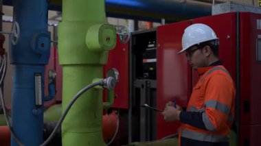 Asyalı Mühendis Oksijen Borularını Denetliyor, Sıvı Helyum Soğutma Sistemi Koruması, Eşya Güvenliğinin Sağlanması, Basınç Kontrolü, Çelik Tank Güvenlik Sistemlerinin İzlenmesi