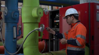 Asyalı Mühendis Oksijen Borularını Denetliyor, Sıvı Helyum Soğutma Sistemi Koruması, Eşya Güvenliğinin Sağlanması, Basınç Kontrolü, Çelik Tank Güvenlik Sistemlerinin İzlenmesi