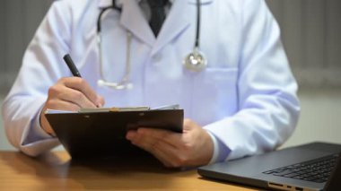 Doktor hastanelerde çalışır, hastalıkları teşhis eder ve hastalara ilaç yazar..