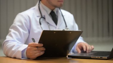 Doktor hastanelerde çalışır, hastalıkları teşhis eder ve hastalara ilaç yazar..