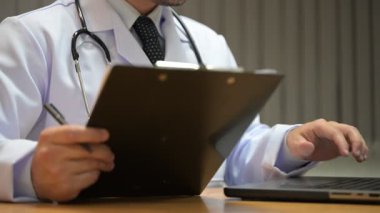 Doktor hastanelerde çalışır, hastalıkları teşhis eder ve hastalara ilaç yazar..