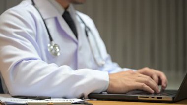 Doktor hastanelerde çalışır, hastalıkları teşhis eder ve hastalara ilaç yazar..