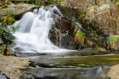 Las Hurdes nehrinde saf ve kristal su şelalesi.