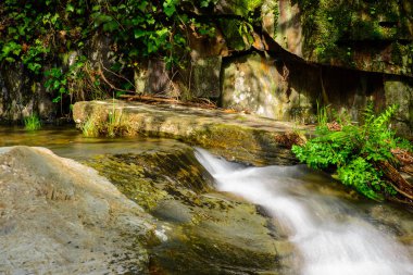 Las Hurdes nehrinde saf ve kristal su şelalesi.