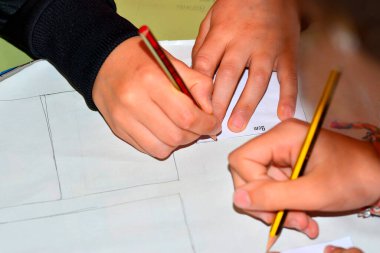 Okulda eller matematik çalışıyor..