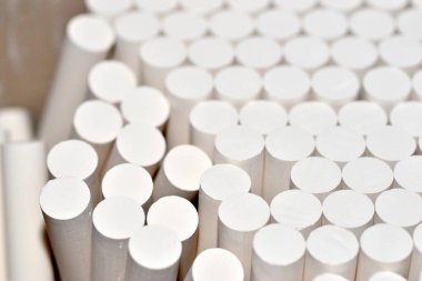 Okul tahtasına yazılacak tebeşir. Aynı zamanda alçı taşı ve tebeşir (Mexico) veya pastel olarak da bilinir, parmaklıklarda hazırlanan beyaz bir kil, levhalara yazı yazmak için kullanılır..