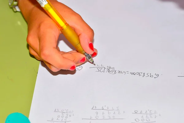 Χέρια Που Εργάζονται Μαθηματικά Στο Σχολείο — Φωτογραφία Αρχείου