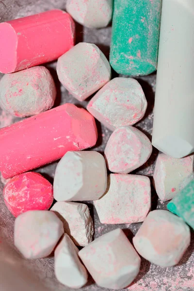 colored chalk to write on the school blackboard. It is also known as gypsum and chalk (Mexico) or pastel, it is a white clay that, prepared in bars, is used to write on the slates.