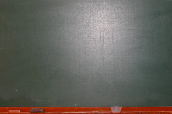 Πράσινο Σχολείο Σχολείο Μαυροπίνακα Γόμα Και Χρωματιστή Κιμωλία Του — Φωτογραφία Αρχείου