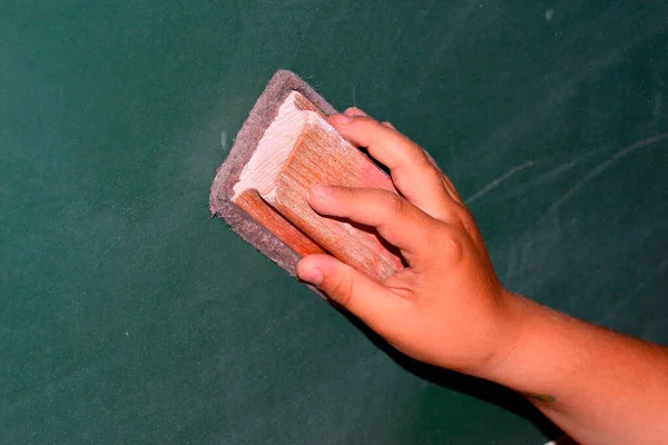 Χέρι Σβήνοντας Μαυροπίνακα Στο Σχολείο — Φωτογραφία Αρχείου