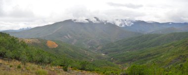 Las Hurdes vadilerinden birinin panoramik fotoğrafı.