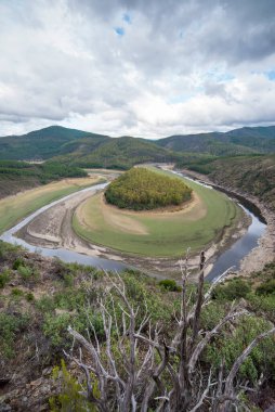 Melero Alagon nehrinin Meander 'ı, Las Hurdes, Extremadura, İspanya. Bu kanyon, Amerika Birleşik Devletleri 'ndeki Colorado Nehri' nin kanyonuna çok benzer..