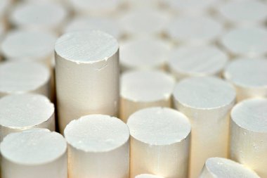 Okul tahtasına yazılacak tebeşir. Aynı zamanda alçı taşı ve tebeşir (Mexico) veya pastel olarak da bilinir, parmaklıklarda hazırlanan beyaz bir kil, levhalara yazı yazmak için kullanılır..