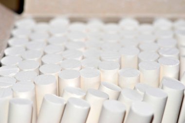 Okul tahtasına yazılacak tebeşir. Aynı zamanda alçı taşı ve tebeşir (Mexico) veya pastel olarak da bilinir, parmaklıklarda hazırlanan beyaz bir kil, levhalara yazı yazmak için kullanılır..