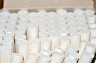 Okul tahtasına yazılacak tebeşir. Aynı zamanda alçı taşı ve tebeşir (Mexico) veya pastel olarak da bilinir, parmaklıklarda hazırlanan beyaz bir kil, levhalara yazı yazmak için kullanılır..