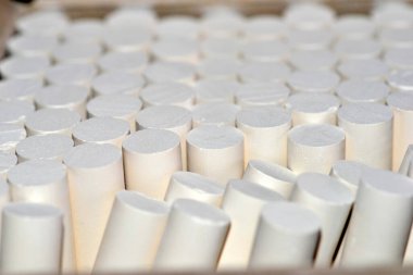 Okul tahtasına yazılacak tebeşir. Aynı zamanda alçı taşı ve tebeşir (Mexico) veya pastel olarak da bilinir, parmaklıklarda hazırlanan beyaz bir kil, levhalara yazı yazmak için kullanılır..