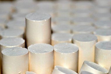 Okul tahtasına yazılacak tebeşir. Aynı zamanda alçı taşı ve tebeşir (Mexico) veya pastel olarak da bilinir, parmaklıklarda hazırlanan beyaz bir kil, levhalara yazı yazmak için kullanılır..