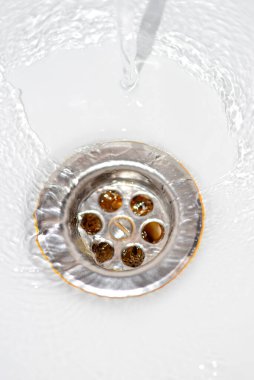 Lavabo ya da duş alma, lavabo, lavabo ya da drenaj sistemi aşırı su akıtmak için tasarlanmıştır.