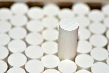 Okul tahtasına yazılacak tebeşir. Aynı zamanda alçı taşı ve tebeşir (Mexico) veya pastel olarak da bilinir, parmaklıklarda hazırlanan beyaz bir kil, levhalara yazı yazmak için kullanılır..