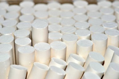 Okul tahtasına yazılacak tebeşir. Aynı zamanda alçı taşı ve tebeşir (Mexico) veya pastel olarak da bilinir, parmaklıklarda hazırlanan beyaz bir kil, levhalara yazı yazmak için kullanılır..