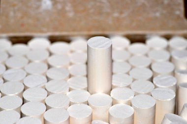 Okul tahtasına yazılacak tebeşir. Aynı zamanda alçı taşı ve tebeşir (Mexico) veya pastel olarak da bilinir, parmaklıklarda hazırlanan beyaz bir kil, levhalara yazı yazmak için kullanılır..