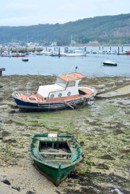 Galiçya 'daki La Coruna' nın Mugardos limanında karaya vurmuş bir tekne.