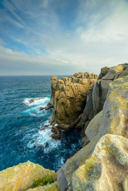 Punta de Moras yakınlarındaki Paper Cliffs, Lugo Galicia eyaletinde muhteşem granit kaya oluşumlarıdır..