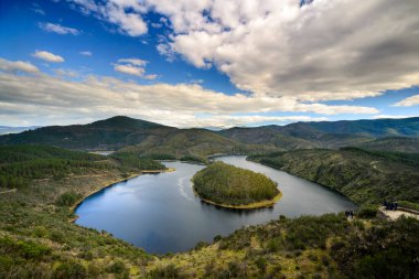 Melero Alagon nehrinin Meander 'ı, Las Hurdes, Extremadura, İspanya. Bu kanyon, Amerika Birleşik Devletleri 'ndeki Colorado Nehri' nin kanyonuna çok benzer..
