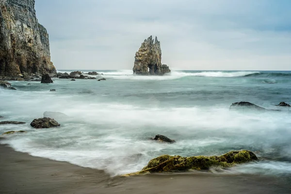 瓷器是一个石质的 长长的 狭窄的海滩 它的独特之处在于岩石的形成 这些岩石以尖锐的形状点缀着海岸 它位于阿斯图里亚斯 — 图库照片