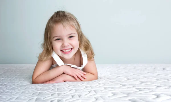 マットレスの上の子供の女の子 ベッドの肖像画で子供 — ストック写真