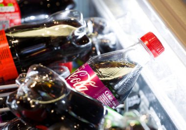 Coca-Cola kirazının tadı şişelenmiş. Buzdolabında kola var. Soğuk içecek..