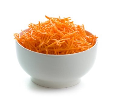 Beyaz kasede rendelenmiş havuç. Sağlıklı beslenme. Vegan salatası.